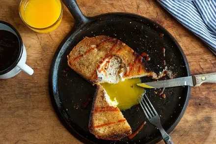 Egg-in-a-Hat: A Timeless Breakfast Dish with Creative Variations