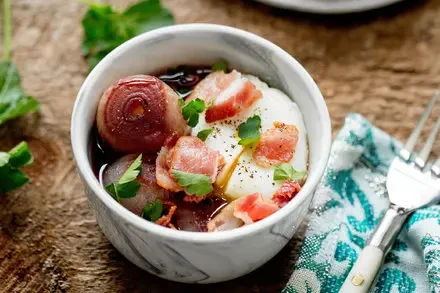 Oeufs en Meurette (Poached Eggs in Red Wine Sauce)