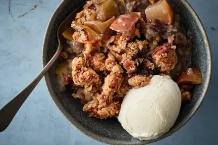 Apple Crisp: A Timeless Comfort Dessert with Chewy Filling & Crispy Topping