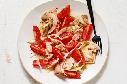 Mediterranean Tuna, Tomato & Onion Salad: A Refreshing Summer Dish